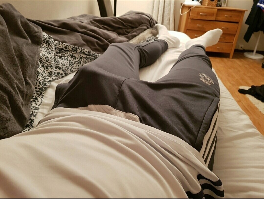 Мужик сидя на кровати делает фото своего хера фото
