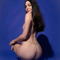 Mia, 23