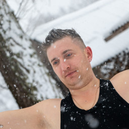 Nikolas, 42