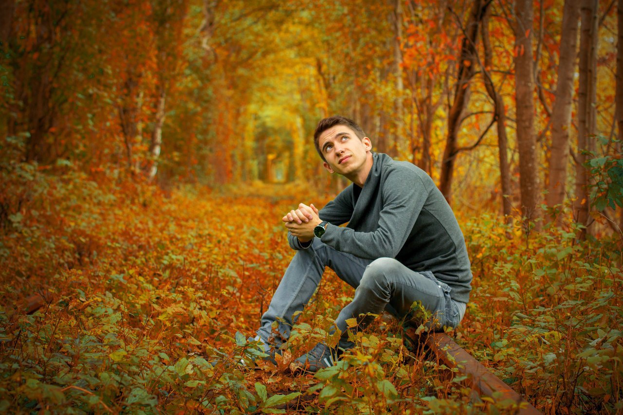 Главная роль осень. Мужчина в осеннем парке. Мужчина в осеннем лесу. Мужчина на природе. Парень в осеннем лесу.
