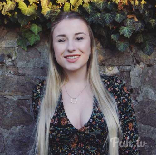 Es esmu jautrs,  ģimenisks cilvēks,  daudz smaidu.  Man patīk pastaigas,  gleznošana…