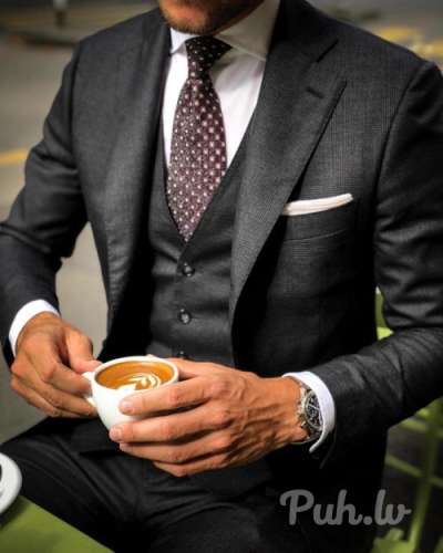 Pavisam nedaudz iereibis turīgs,  simpātisks,  dāsns,  pieklājīgs puisis,  kas tiko…