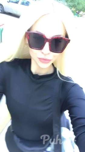 Man nevajag daudz. . . 
Tikai rokas,  kas maigi spēj glāstīt
Dvēseli pilnu ar Saul…