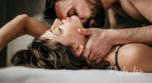 Ищу девушку на роль любовницы.  Я высокий,  в меру привлекательный,  без предрассуд…