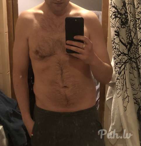 Meklēju meiteni priekš visam . Vieta ir . 
Ищy дeвyшкy для всeго . Мeсто eсть .