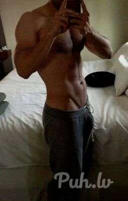 Samaksāšu meitenei vai sievietei kura pavadīs brivdienas ar mani kopā. Bilde īst...