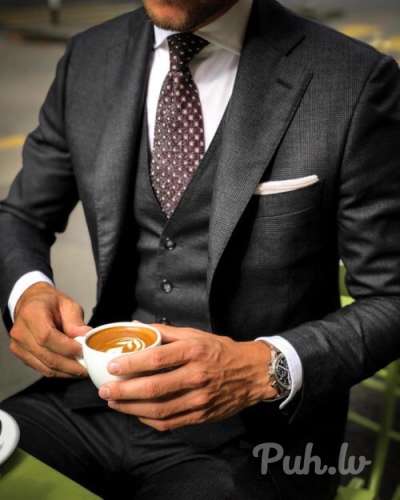 Pavisam nedaudz iereibis turīgs,  simpātisks,  dāsns,  pieklājīgs puisis,  kas tiko…