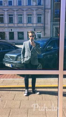 Сексуально-аристократический молодой человек в поиске компаньонки для украшения…