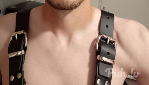 Hi.  Te ir kāds akt,  bi vīrietis kas nesa ādas cimdus.  Tu ar vietu vai auto.  Atvē…