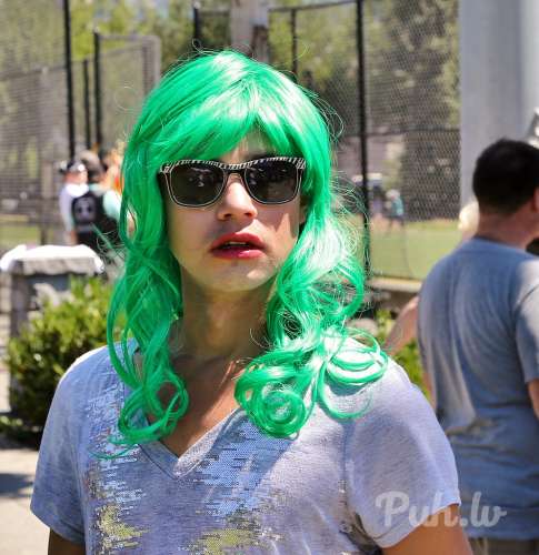 зелёный парик - это то,  что выделит Вас на фоне серой Риги