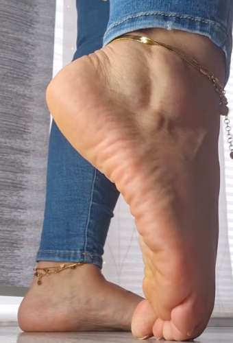 Ļoti meklēju / Feet (28 metų)