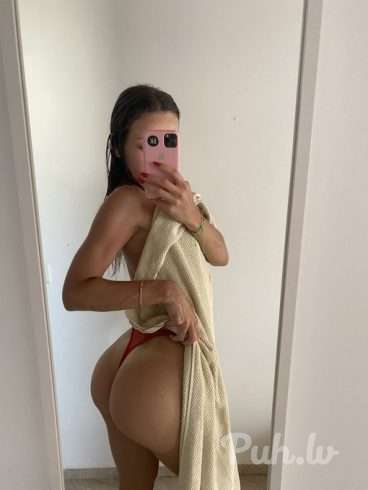 Vai šeit ir kāds kārtīgs vecis,  kuram nav žēl uzsaukt jaunām sievietēm jauku vak…