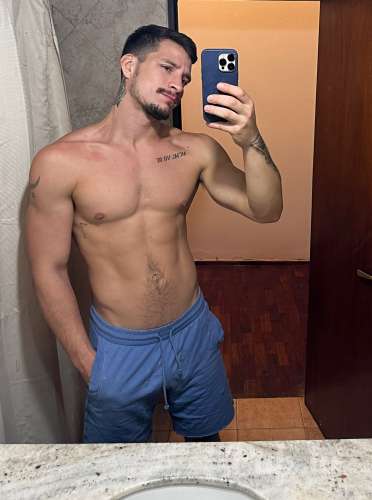 Esmu ļoti seksīgs,  aktīvs un dominējošs vīrietis.  Es uzņemu viesus un ceļoju,  pi…