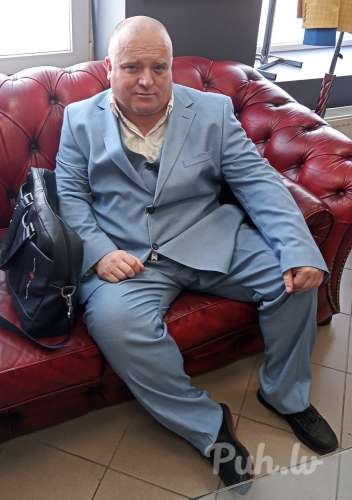 Может какая то девушка женщина хочет нежности ,  любви.