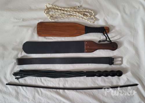 Stingrs pēriens vīrietim no vīrieša