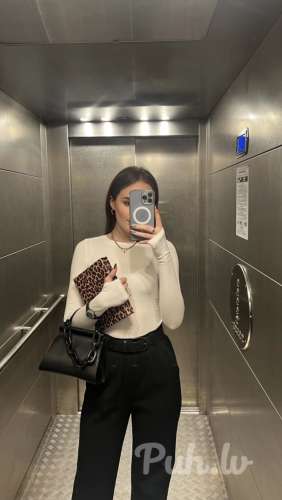 Smuka meitene var atbraukt hoteli .  Приеду в отель