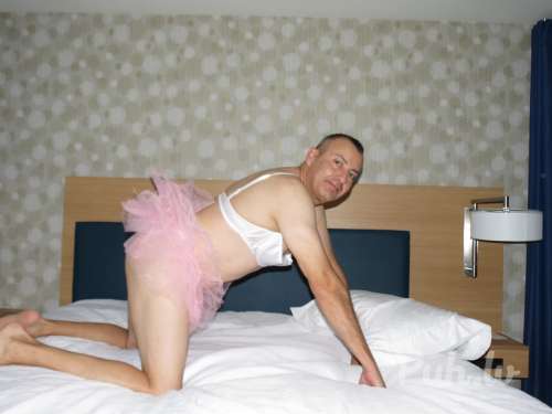 чeго-то нe хвaтaeт. Мaски, блyзки и пaрикa. И бyдeт дeвкa